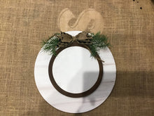 Interchangeable shiplap round sign
