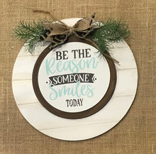Interchangeable shiplap round sign